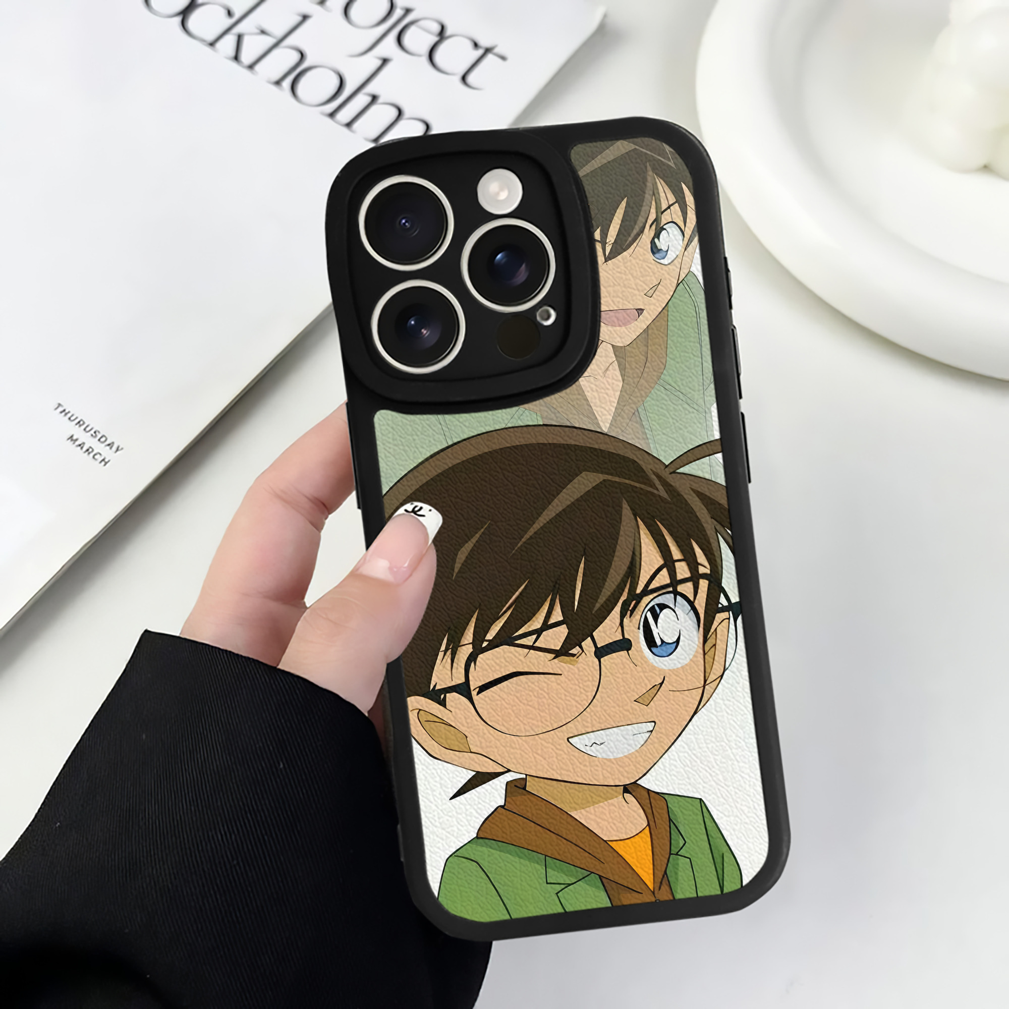 （画像用） 名探偵コナン Detective Conan 【iPhone 16シリーズ対応】シリコンスマホケース（レザー調） 材質：シリコン